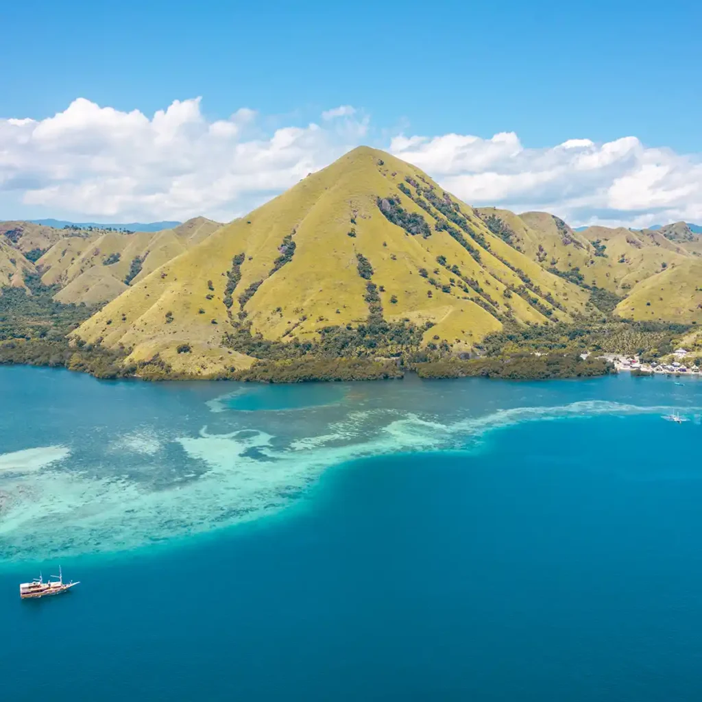 Kelor Island | Komodo Island Tour | KomodoLuxury