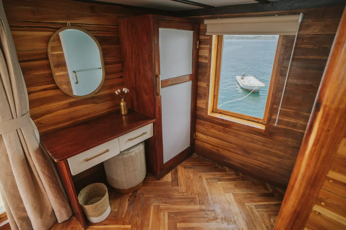 Zada Nara - Master Ocean View Cabin Bathroom