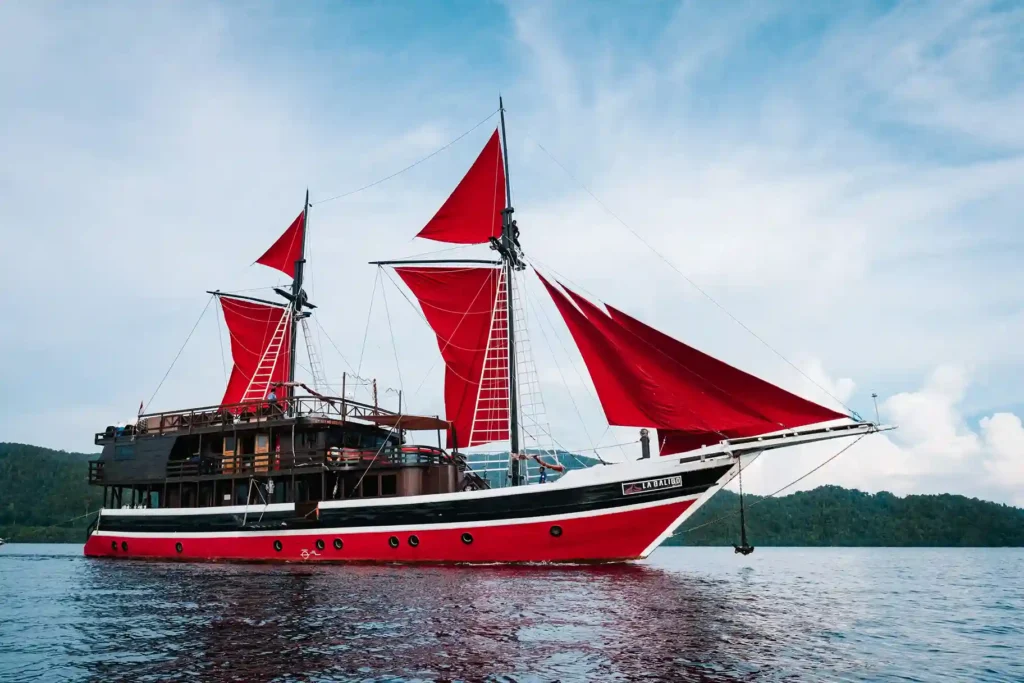 La Galigo Phinisi Yacht | Komodo Luxury