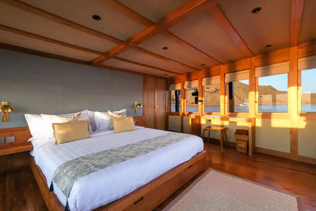 celistia phinisi cruise bedroom