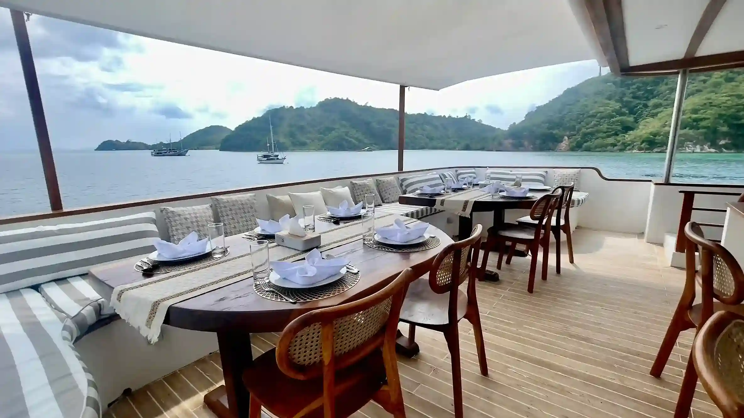 Le Costa Yacht Cruise Dining Area | Komodo Island Tour | Komodo Luxury