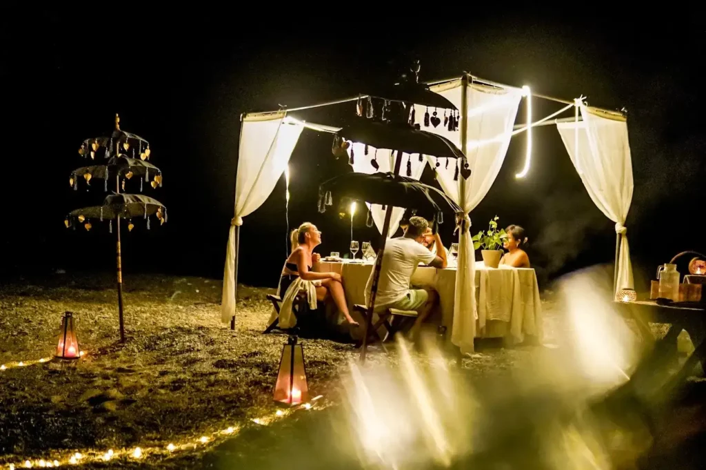 Magia 2 Boat Charter | Magia 2 Beach Setup Dining | Komodo Luxury