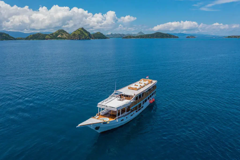 Malca Voyage Boat Charter | Malca Voyage Exterior | Komodo Luxury