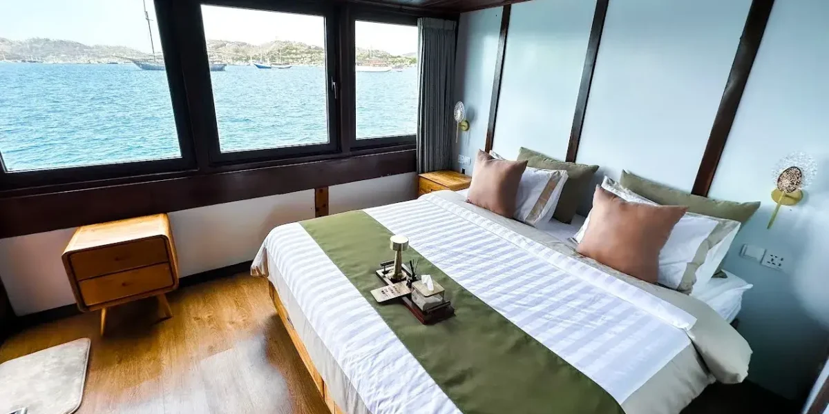 Neptune Cruise Phinisi | Neptune Deluxe Cabin | Komodo Tour | Komodo Luxury