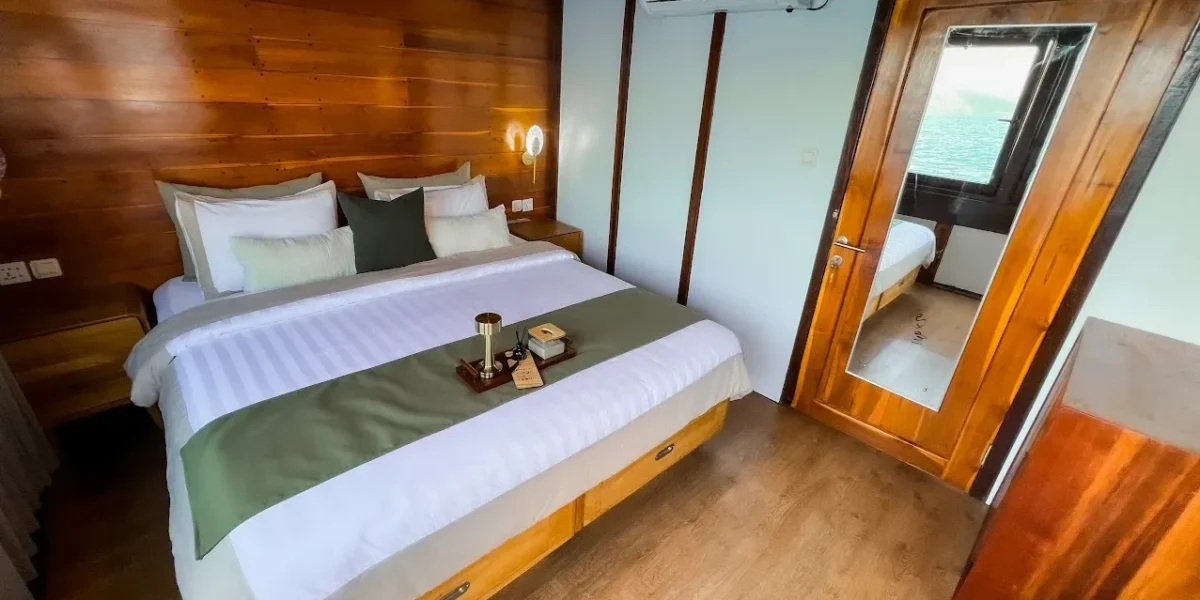 Neptune Cruise Phinisi | Neptune Deluxe Cabin | Komodo Tour | Komodo Luxury