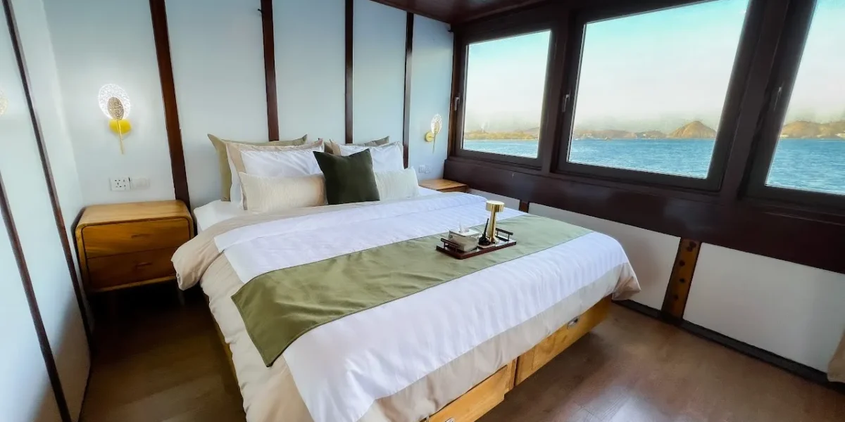 Neptune Cruise Phinisi | Neptune Deluxe Cabin | Komodo Tour | Komodo Luxury