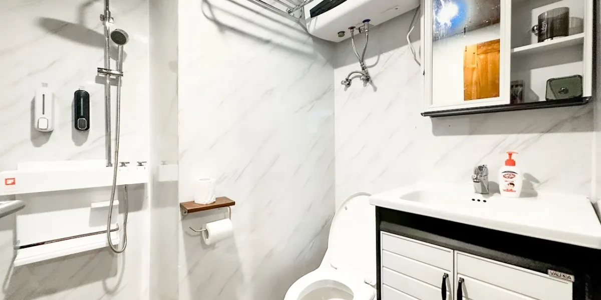 Neptune Cruise Phinisi | Neptune Deluxe Cabin Bathroom | Komodo Tour | Komodo Luxury