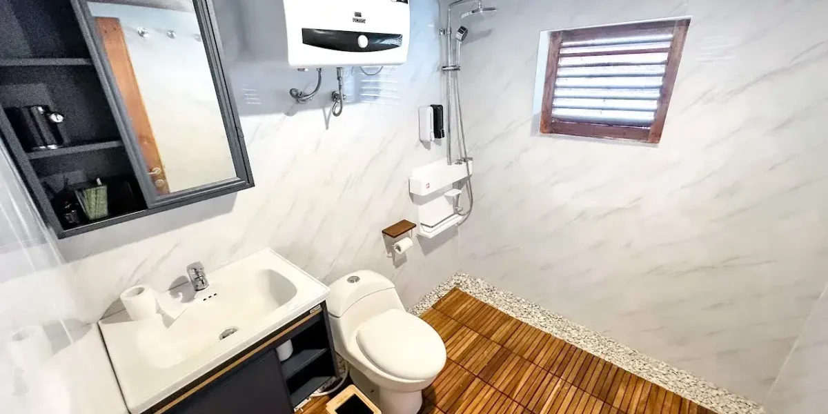 Neptune Cruise Phinisi | Neptune Mansard I Bathroom | Komodo Tour | Komodo Luxury