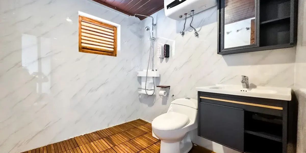 Neptune Cruise Phinisi | Neptune Mansard II Bathroom | Komodo Tour | Komodo Luxury