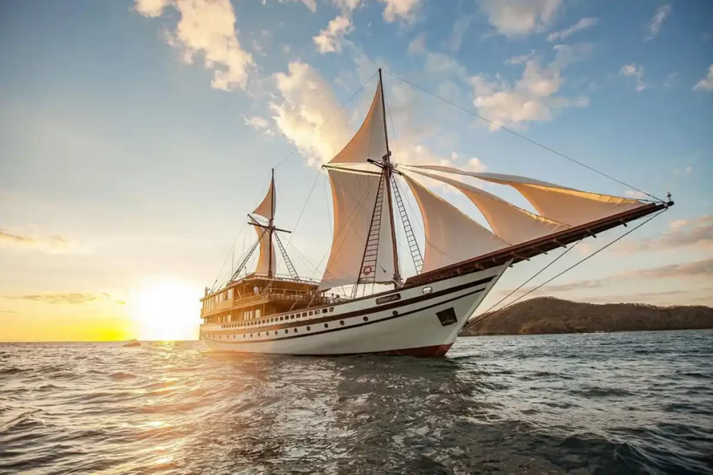 Prana Yacht Cruise | Luxury Yacht Charter in Komodo | Komodo Luxury