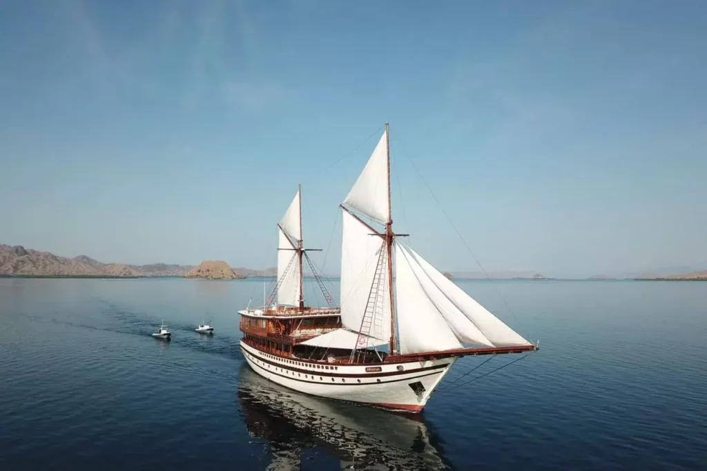Luxury Phinisi Yacht | High End Komodo Liveaboard | Komodo Luxury