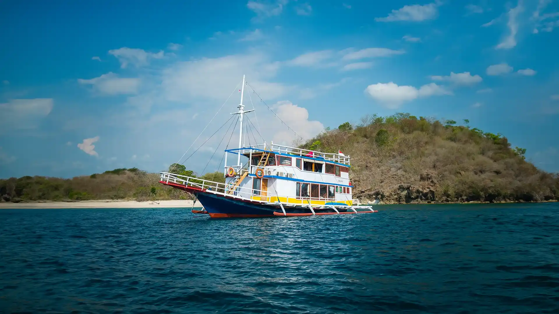 3 Island Yacht Cruise Phinisi Charter by Komodo Luxury