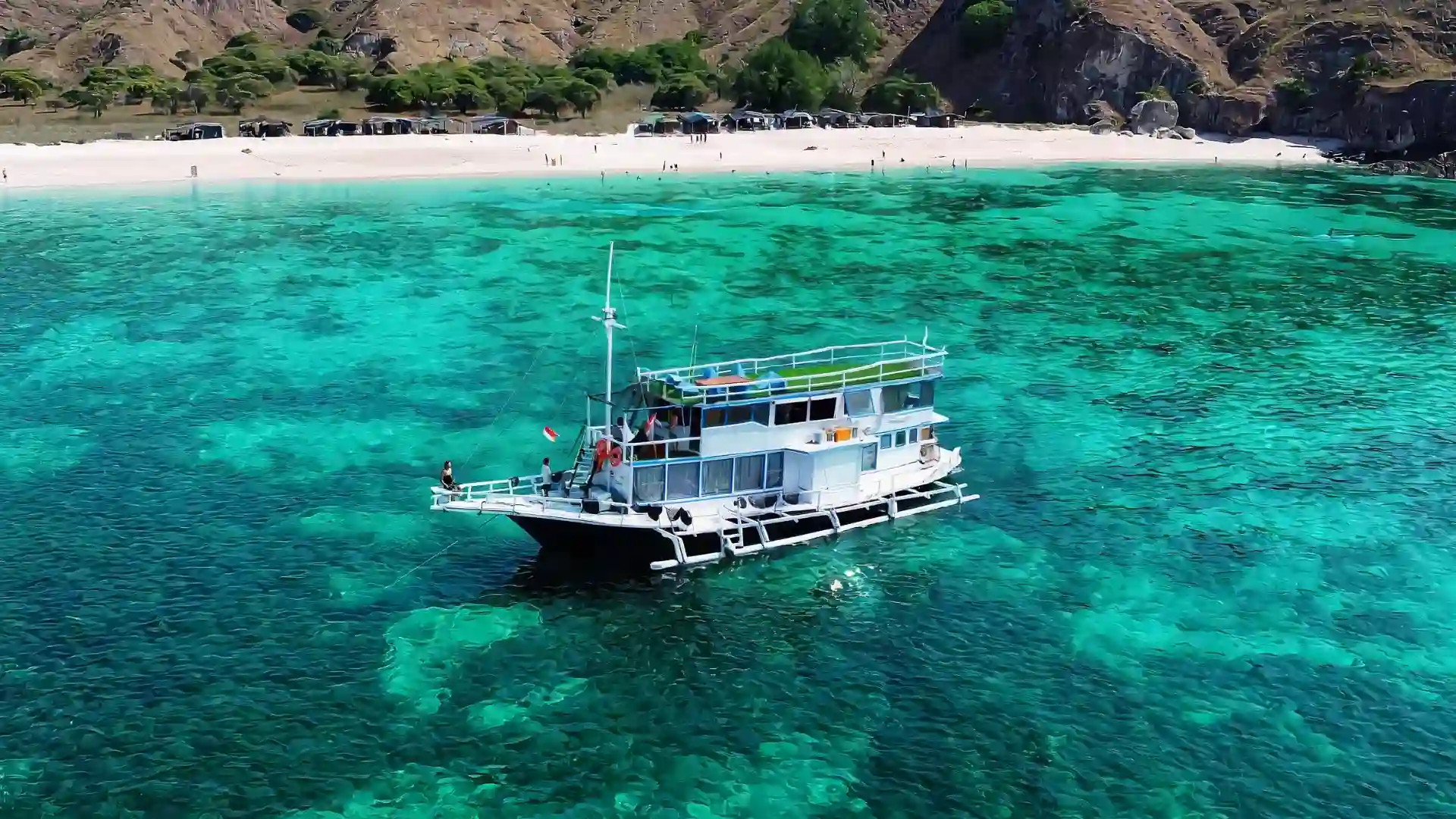 3 Island Exterior Phinisi Boat Charter | Komodo Luxury