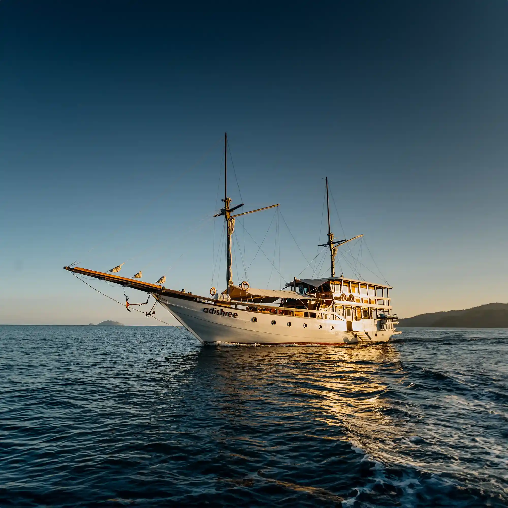 Adishree Yacht Cruise Phinisi - KomodoLuxury