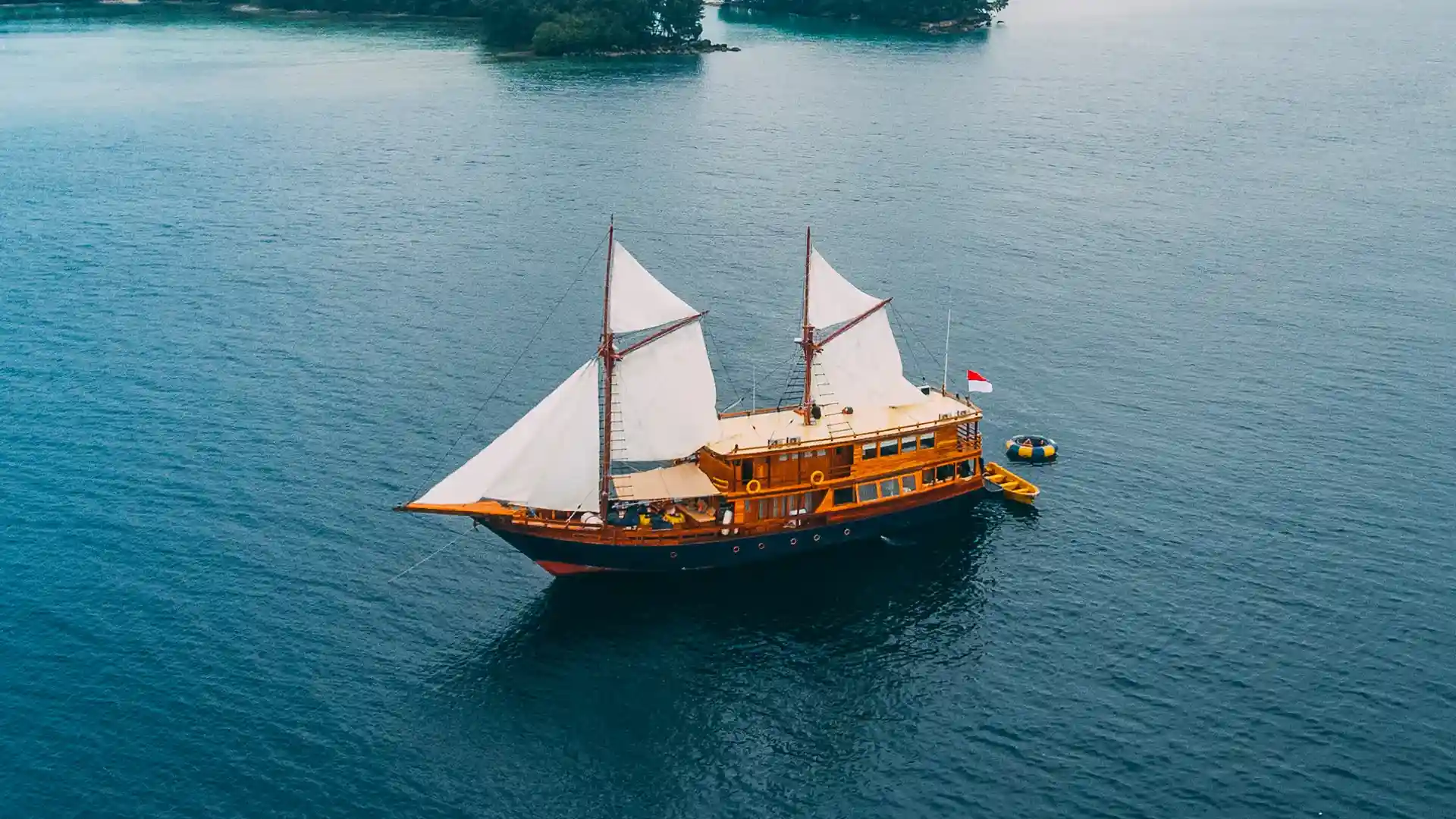 Augustine Yacht Cruise Phinisi Charter by Komodo Luxury