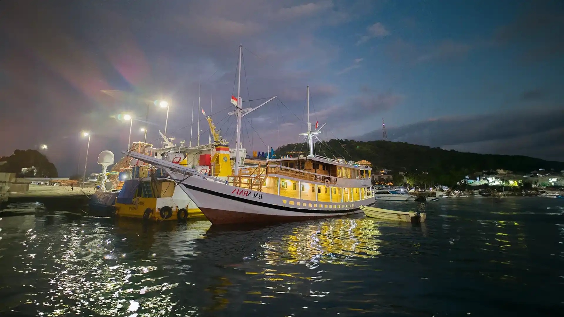 Balaraja Yacht Cruise Phinisi Charter by Komodo Luxury