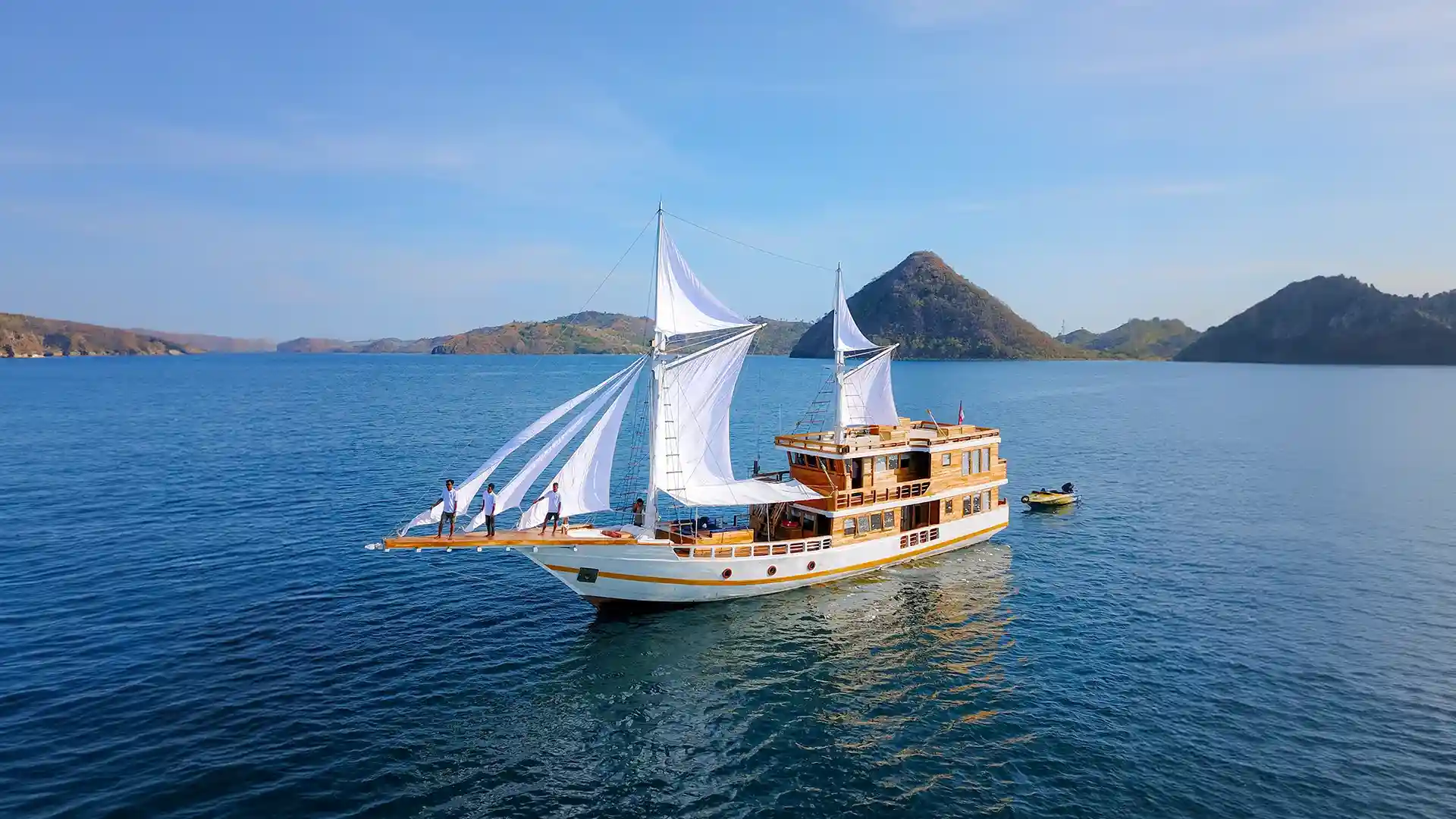 Barakati Yacht Cruise Phinisi Charter by Komodo Luxury