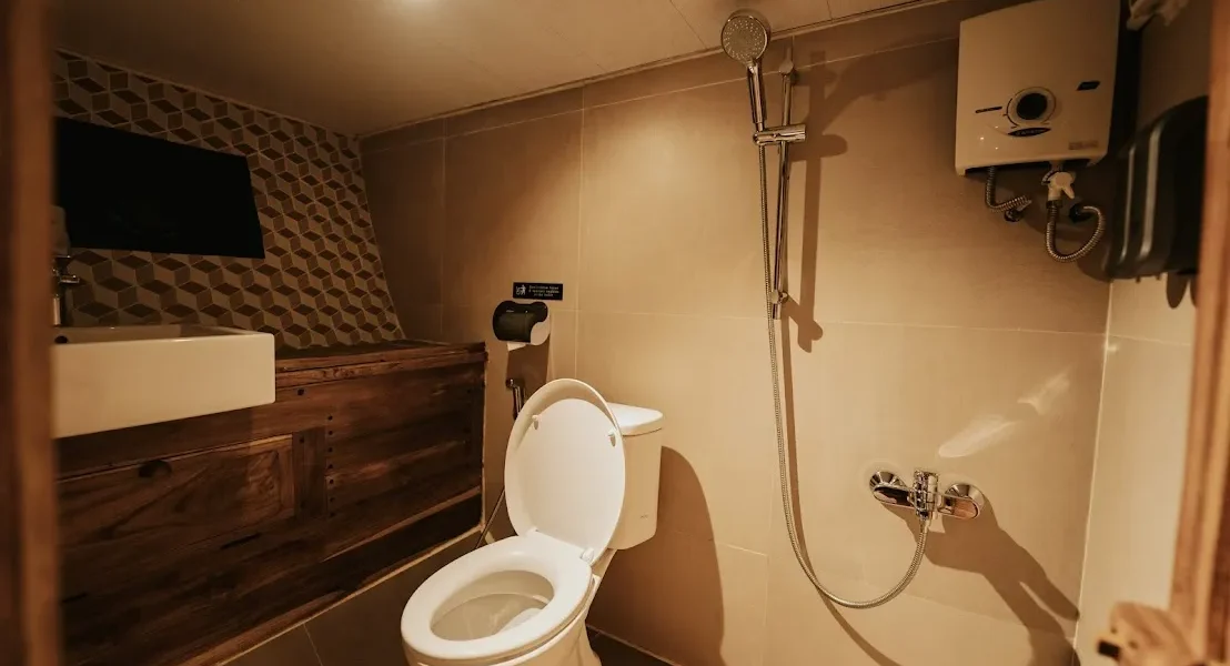 红宝石小屋浴室 – 科迪莉亚菲尼西游艇租赁 | 科莫多豪华游艇