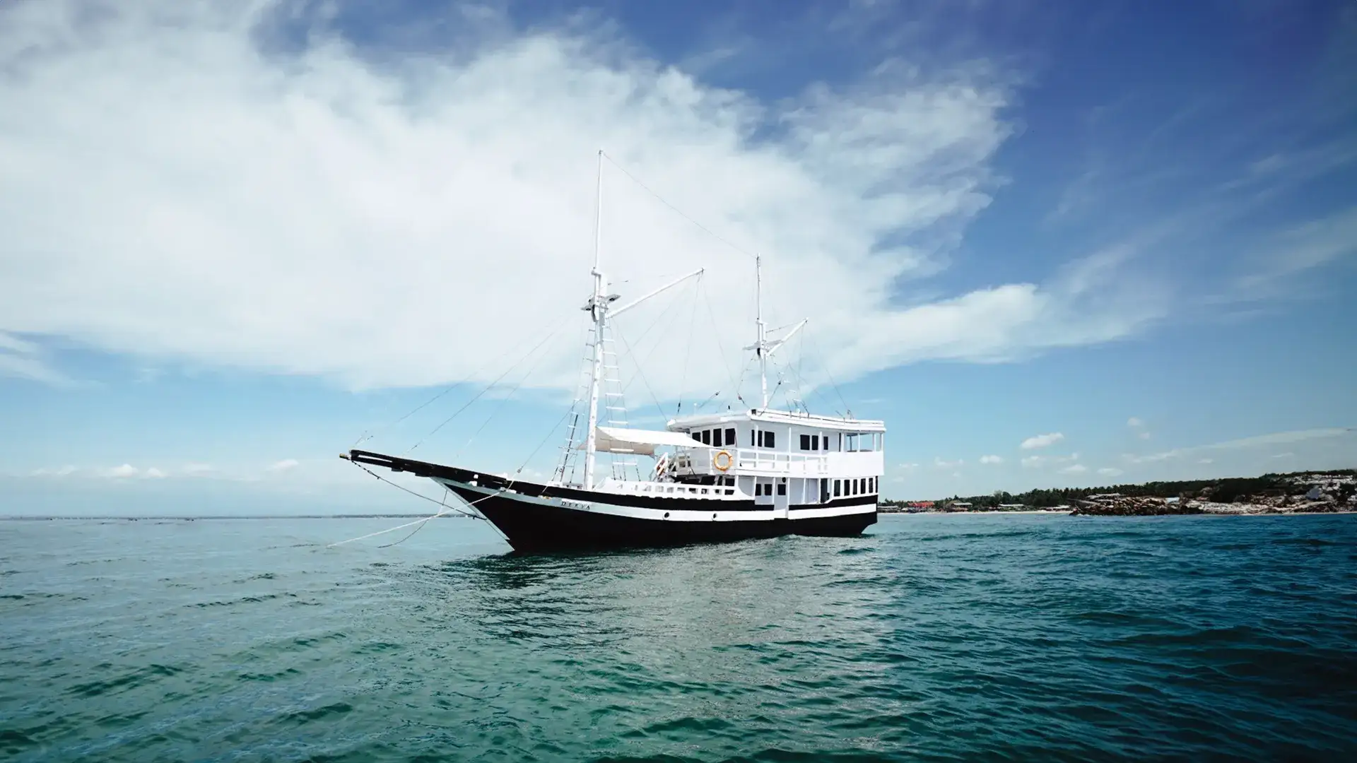 Derya Yacht Cruise Phinisi Charter by Komodo Luxury
