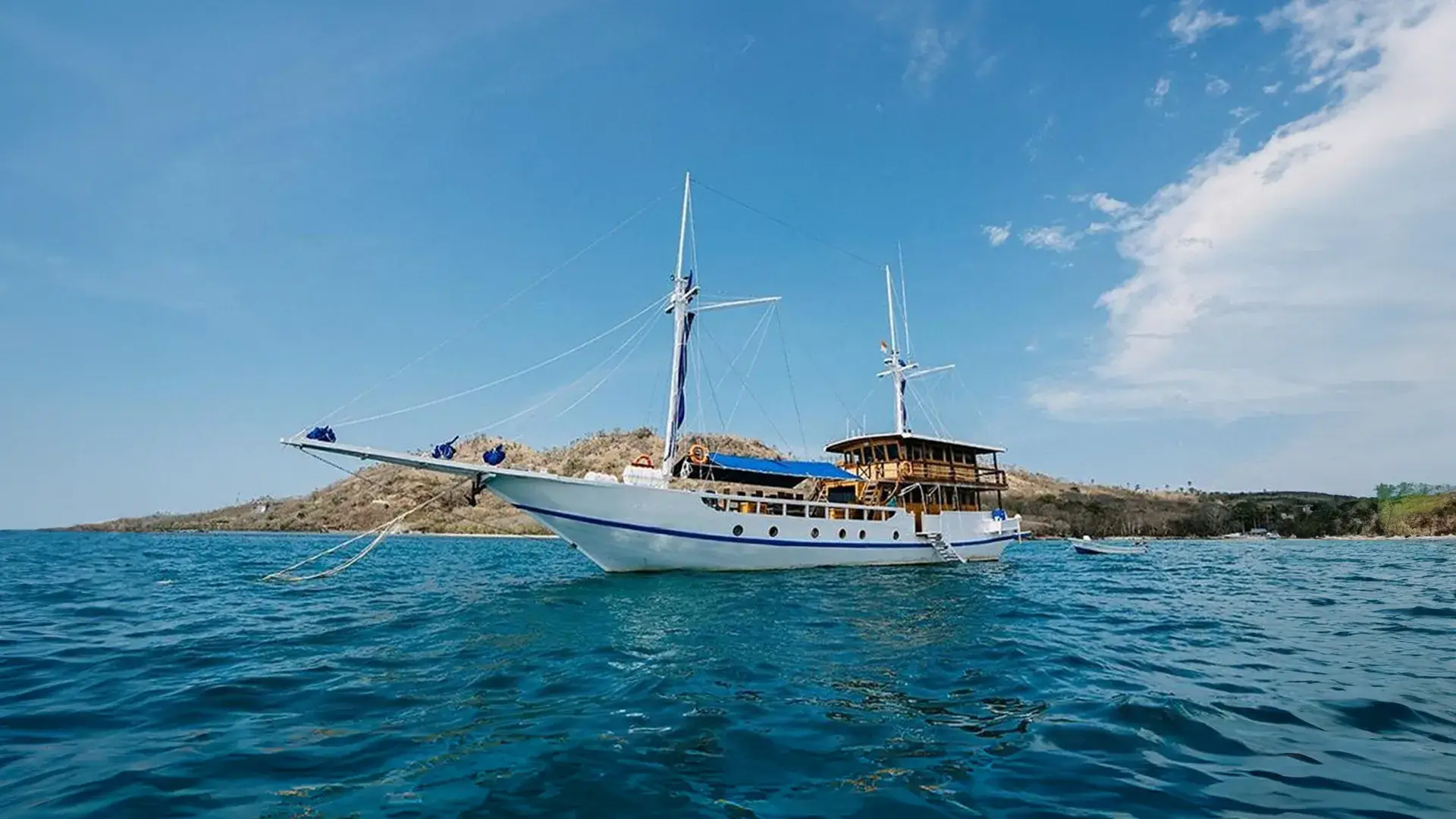 Dream Ocean Yacht Cruise Phinisi Charter by Komodo Luxury