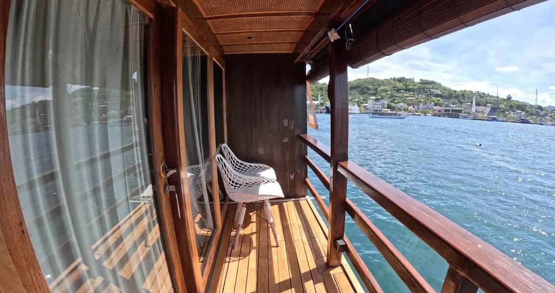 Deluxe Upper Deck Cabin Balcony Refviero Phinisi | Komodo Luxury