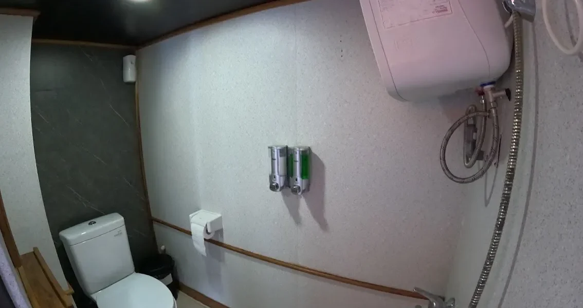 Deluxe Upper Deck Cabin Bathroom Refviero Phinisi | Komodo Luxury