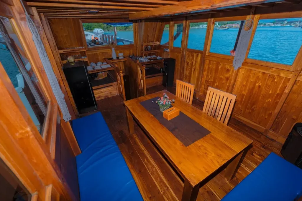Dream Ocean Phinisi Boat Charter | Dream Ocean Phinisi Indoor DIning Area | KomodoLuxury