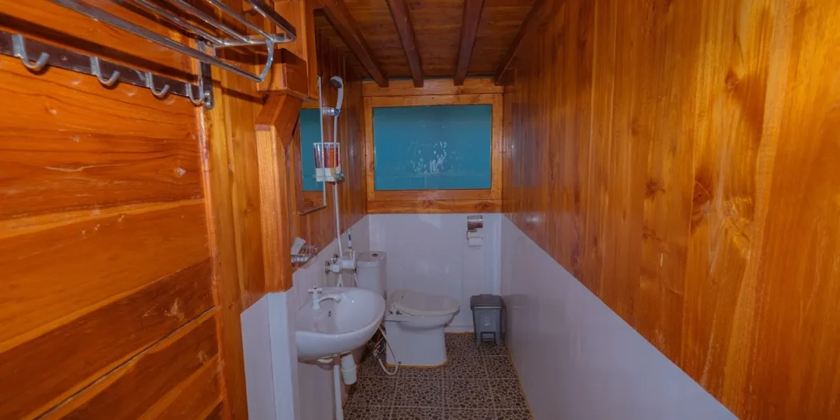 Dream Ocean Phinisi Boat Charter | Dream Ocean Phinisi Master Cabin Bathroom | KomodoLuxury