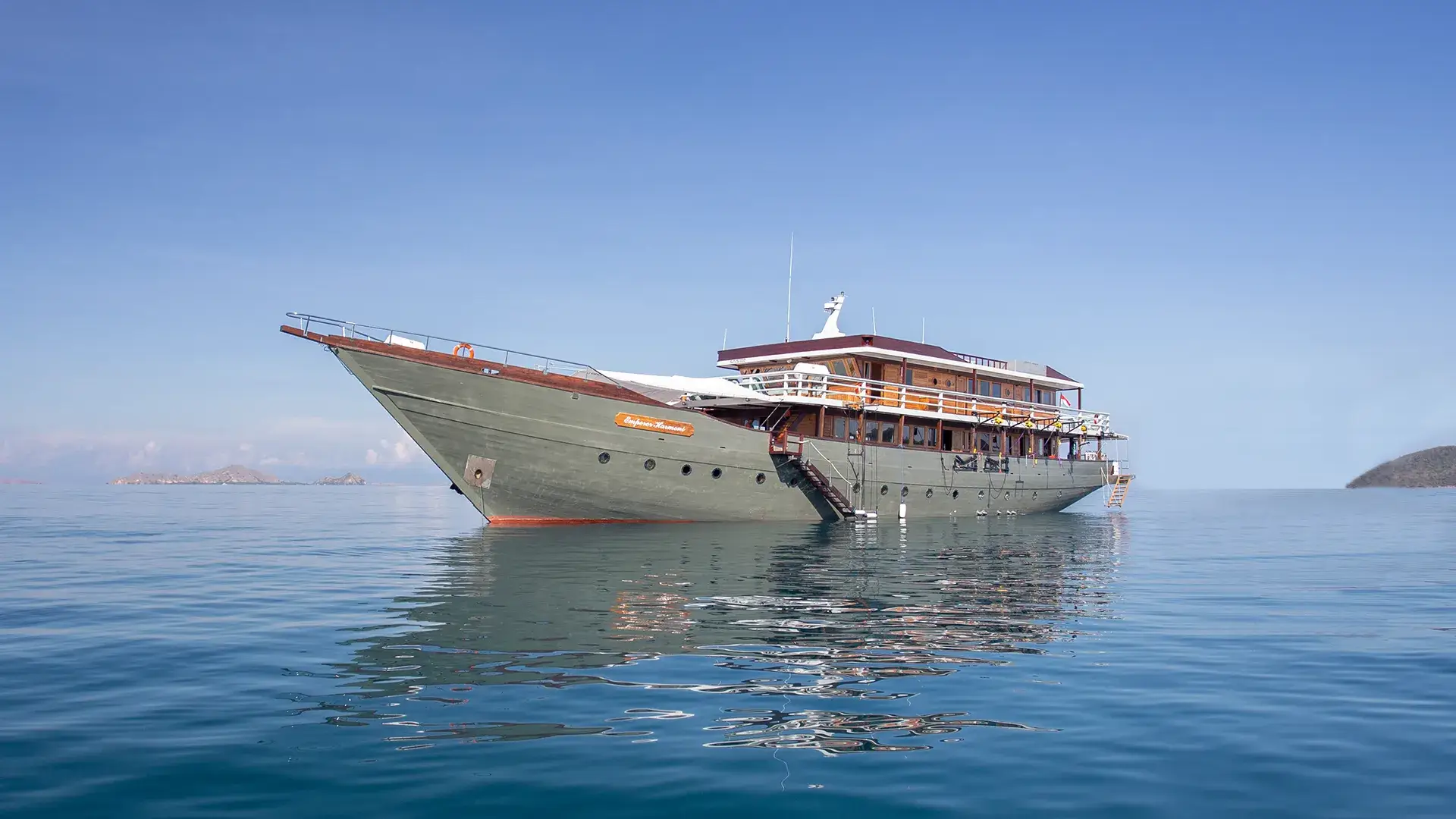 Emperor Harmony Yacht Cruise Phinisi Charter by Komodo Luxury