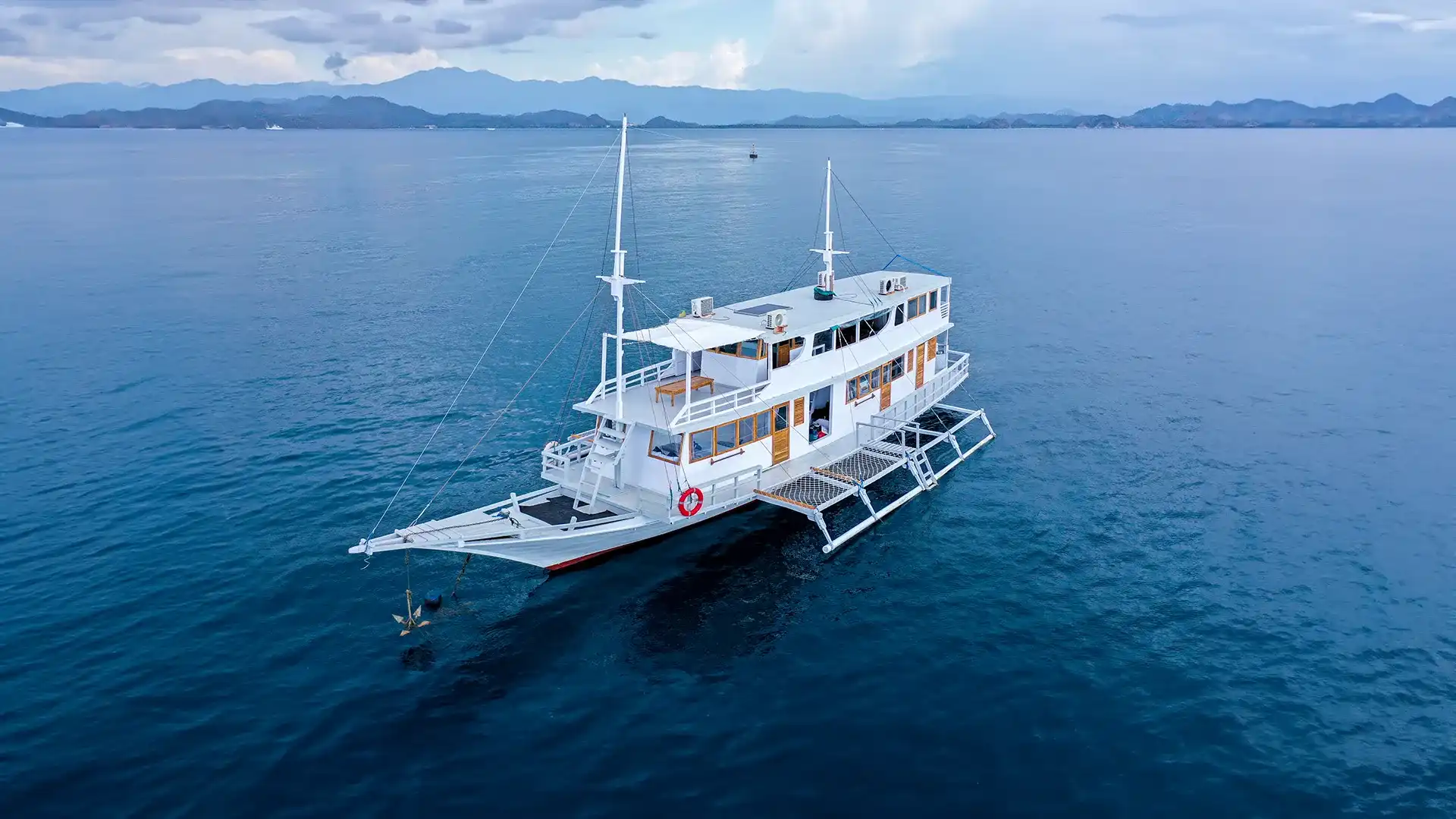 IJC Yacht Cruise Phinisi Charter by Komodo Luxury