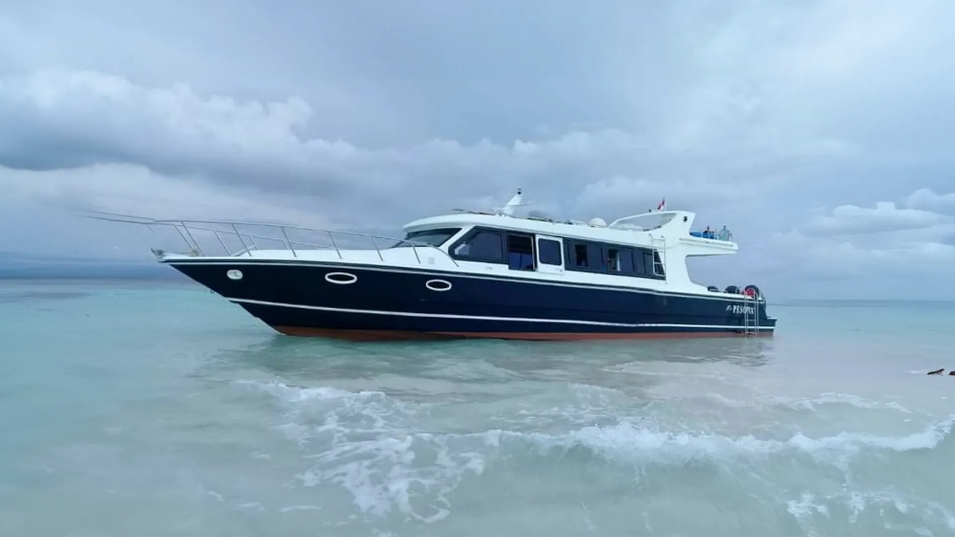 Its Pesona Speedboat Charter by Komodo Luxury