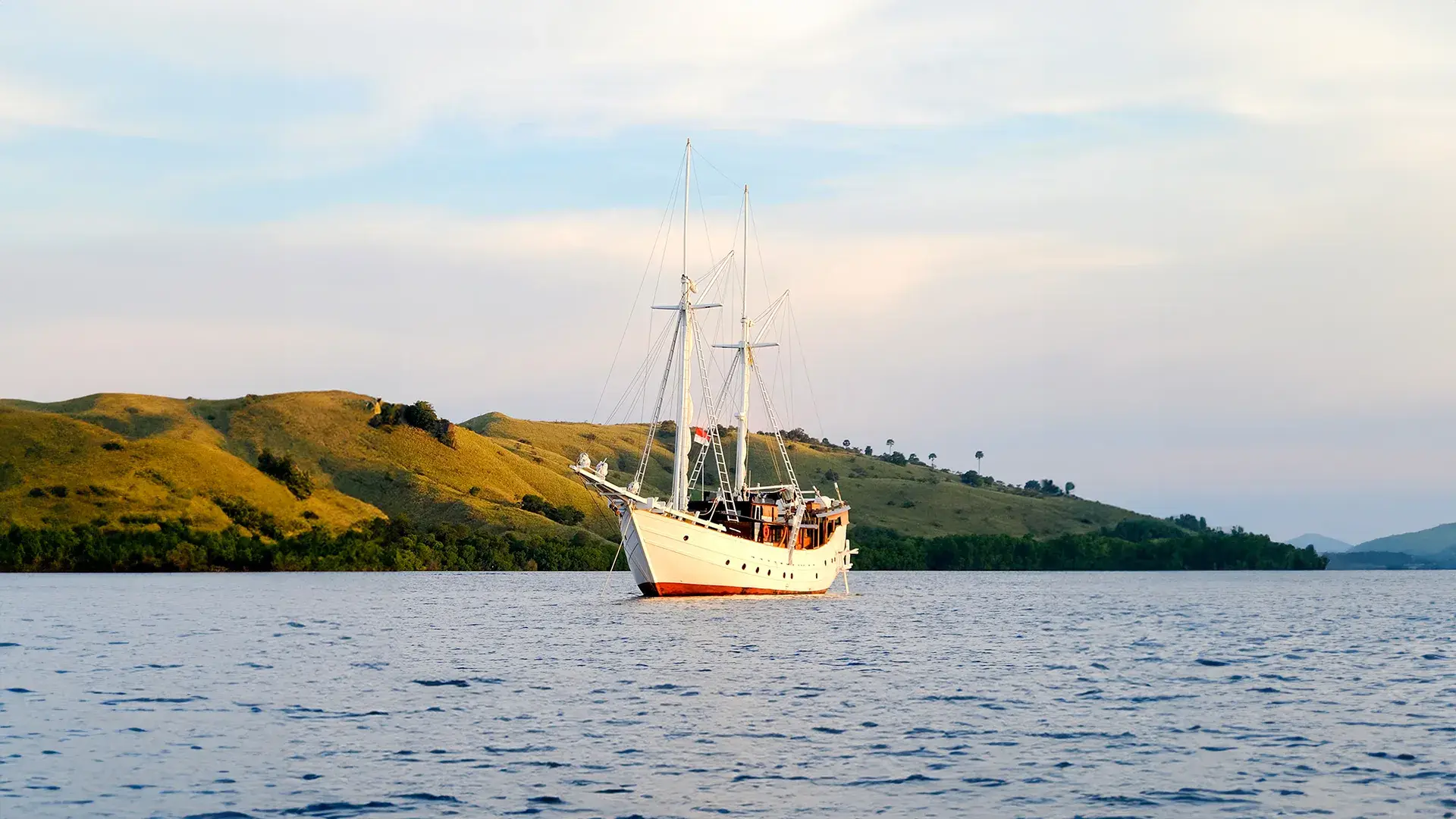 Jakare Yacht Cruise Phinisi Charter by Komodo Luxury