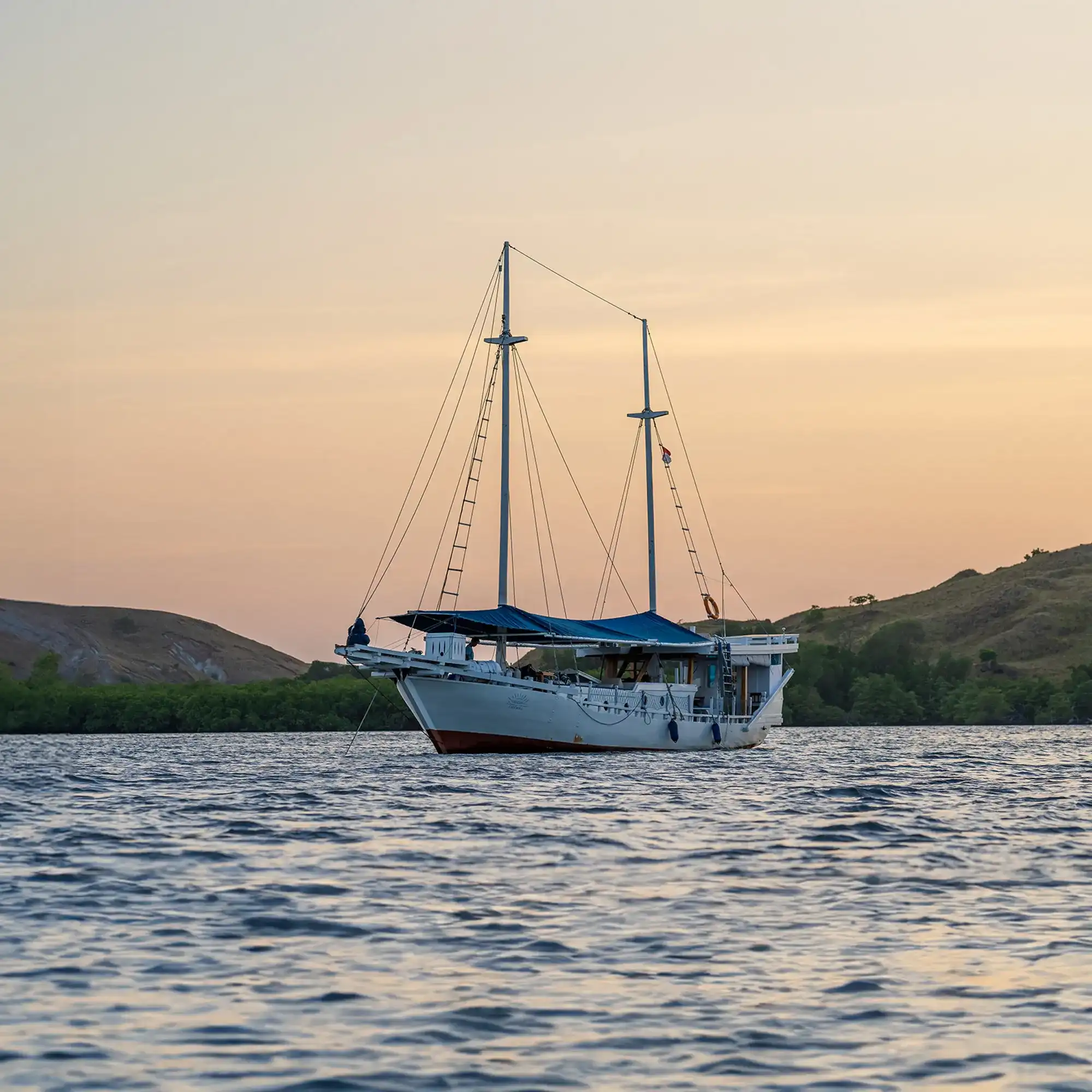 Jinggo Janggo Yacht Cruise Phinisi - KomodoLuxury