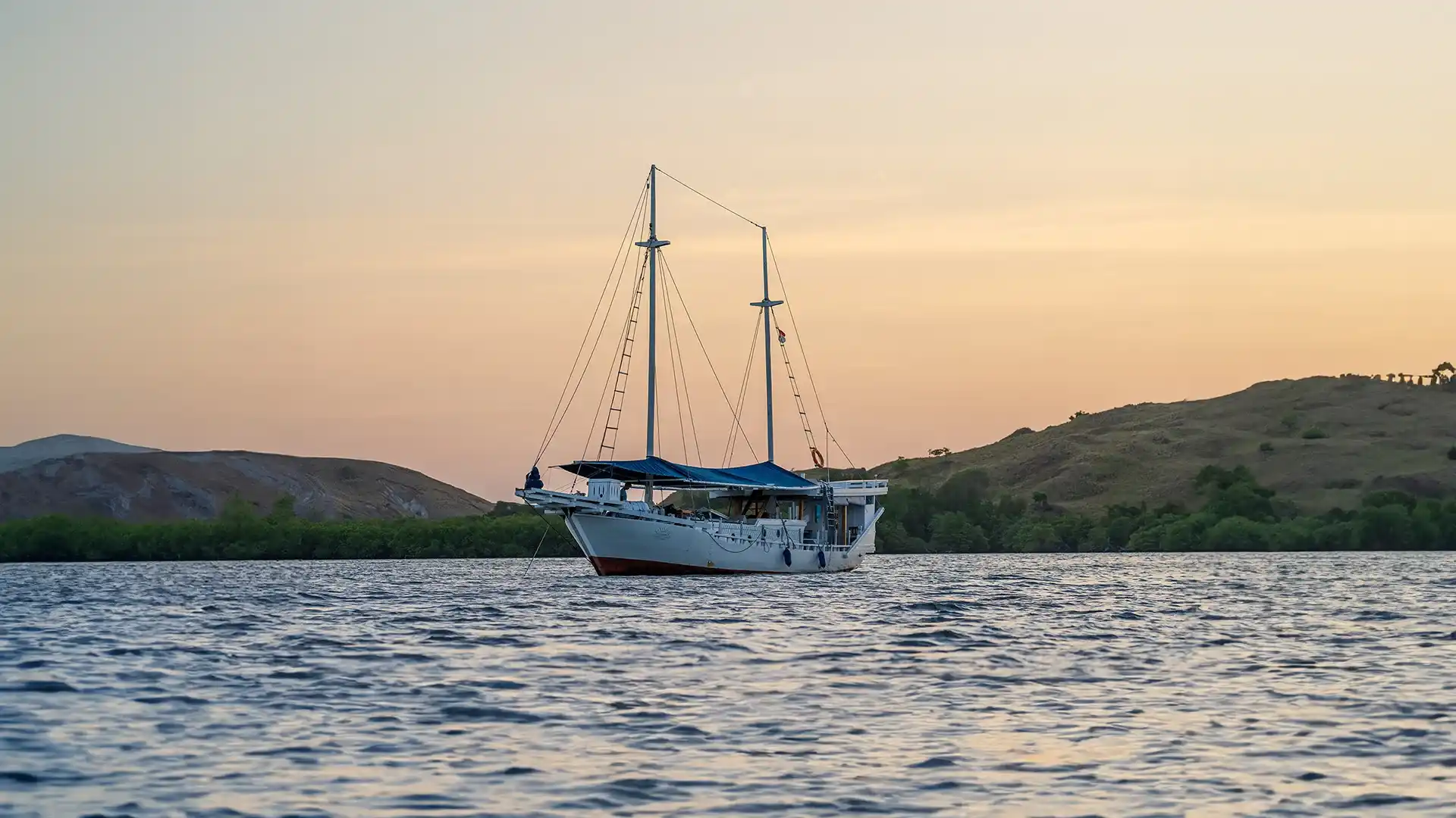 Jinggo Janggo Yacht Cruise Phinisi Charter by Komodo Luxury