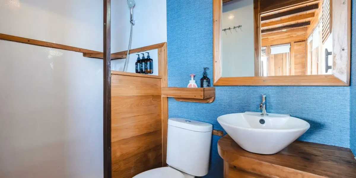 Samara I Phinisi boat Charter | Kenawa Cabin Bathroom Samara I Phinisi | Komodo Luxury
