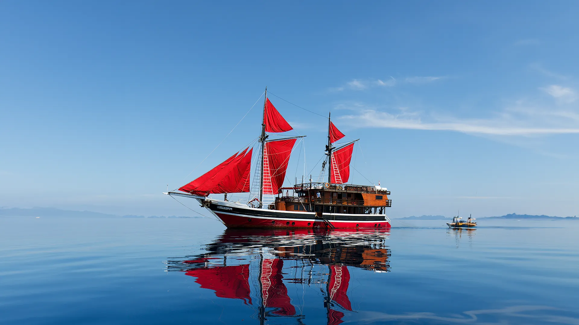 La Galigo Yacht Cruise Phinisi Charter by Komodo Luxury