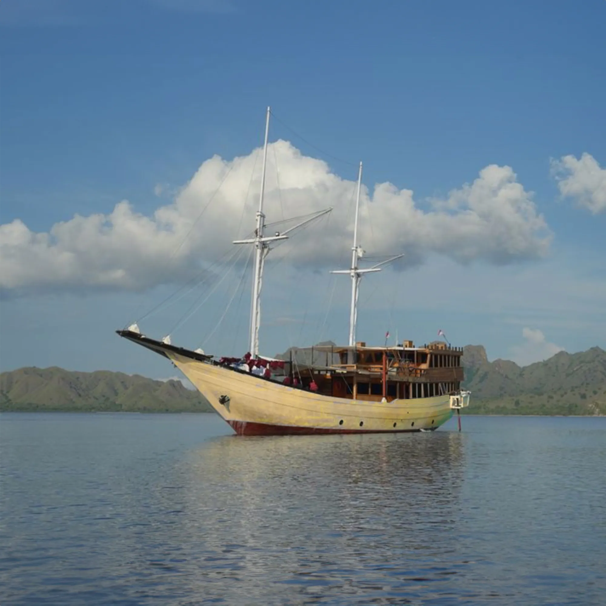 Leticia Yacht Cruise Phinisi - KomodoLuxury