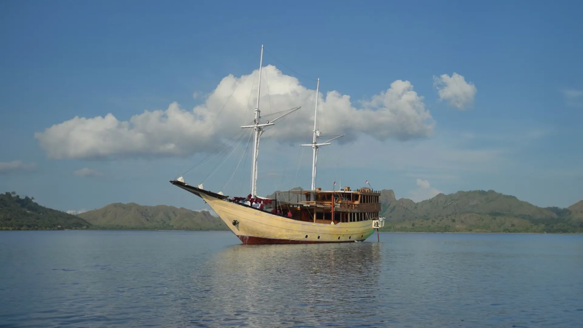 Leticia Yacht Cruise Phinisi Charter by Komodo Luxury