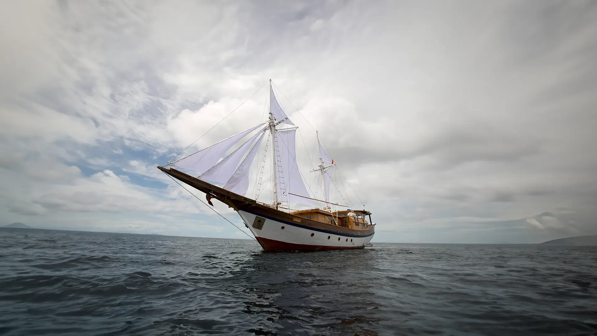 Leyla Yacht Cruise Phinisi Charter by Komodo Luxury