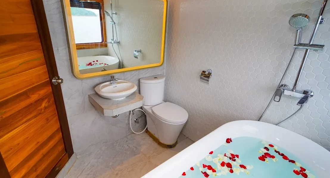 Lamain 1 Phinisi Boat Charter | Lamain 1 Osaka Athena Cabin Bathroom | Komodo Luxury