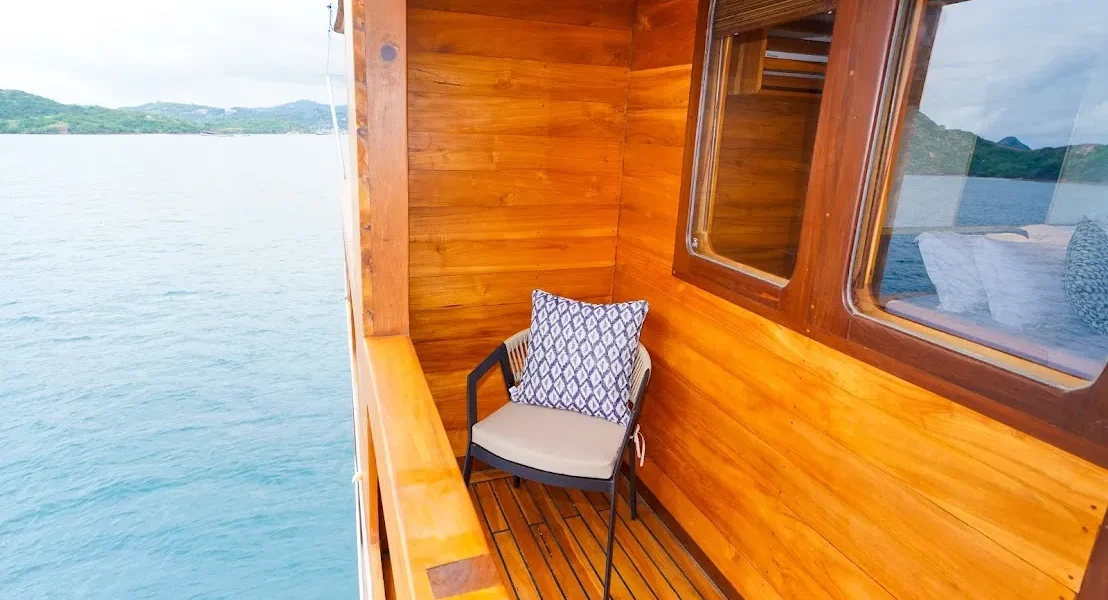 Lamain 1 Phinisi Boat Charter | Lamain 1 Osaka & Athena Private Balcony Cabin | Komodo Luxury