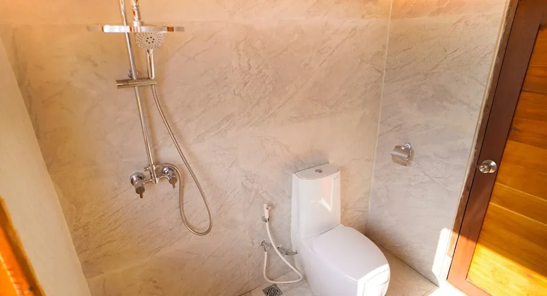 Lamain 1 Phinisi Boat Charter | Lamain 1 Paris Cabin Bathroom | Komodo Luxury