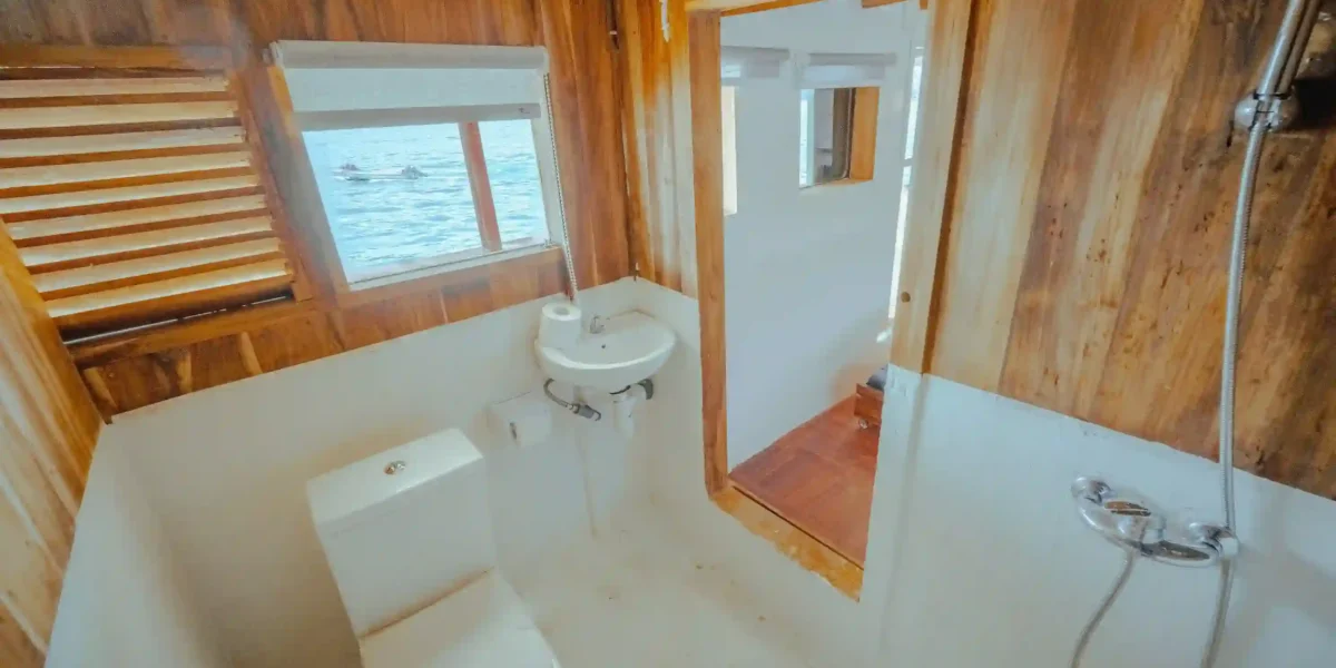 Lamborajo 1 Phinisi Boat Charter | Lamborajo 1 Phinisi Master Ocean Cabin Bathroom | Komodo Luxury