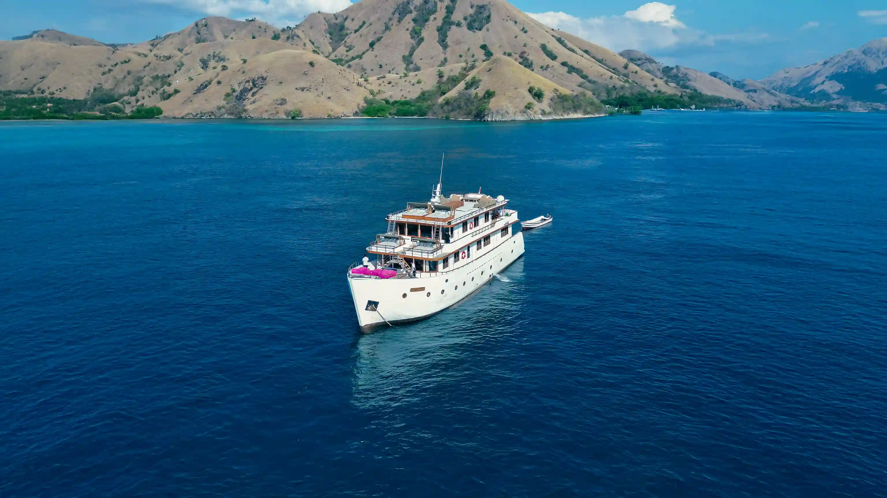 Le Costa Yacht Cruise Phinisi Boat Charter | Komodo Luxury