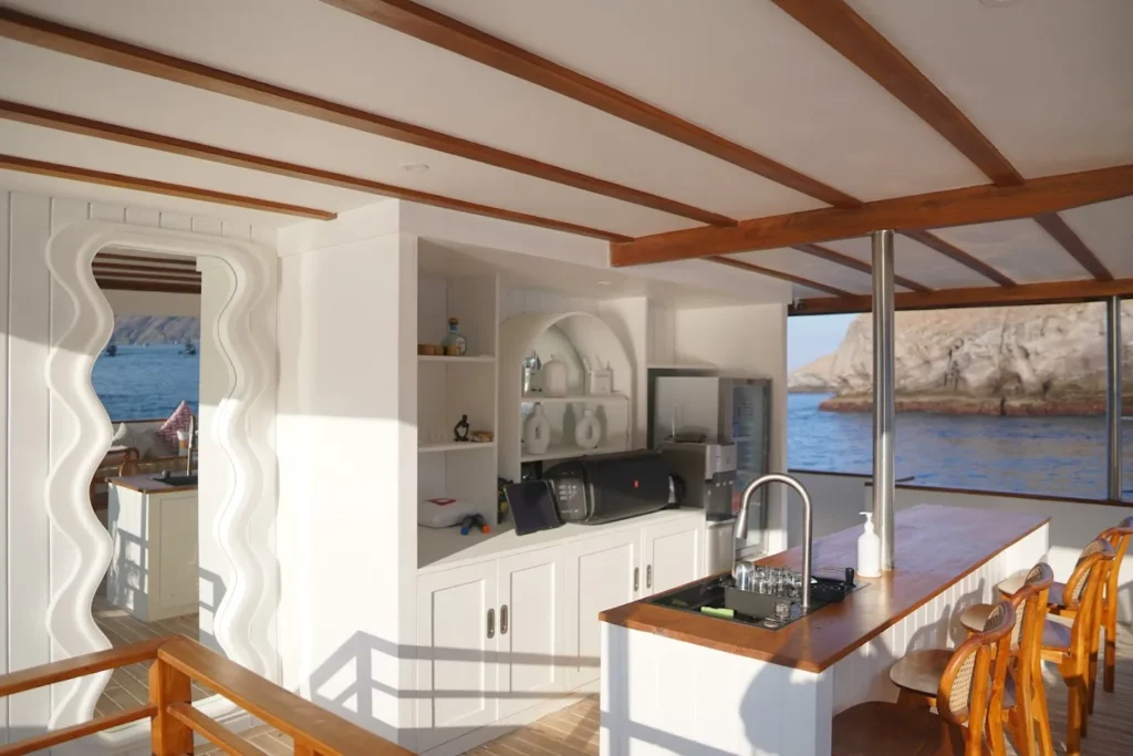 Le Costa Bar Area | Komodo Luxury