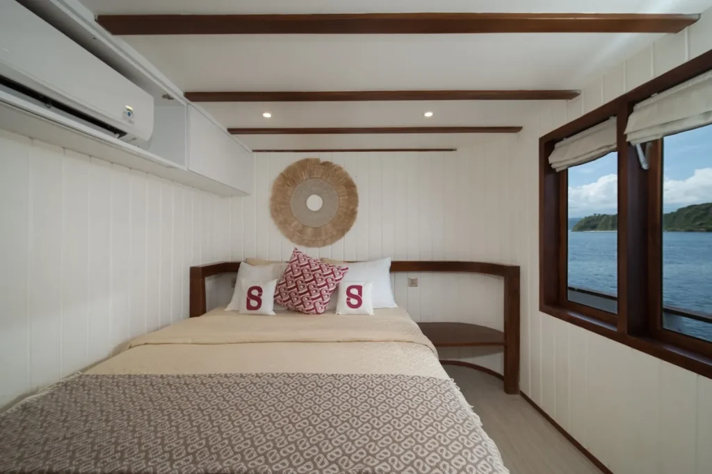Le Costa Yacht Cruise Deluxe Cabin | Komodo Island Tour | Komodo luxury