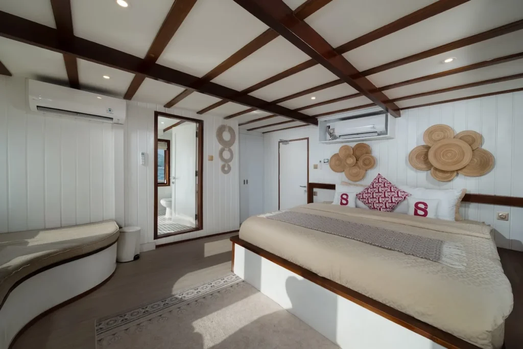 Le Costa Master Cabin Yacht Cruise | Komodo Luxury