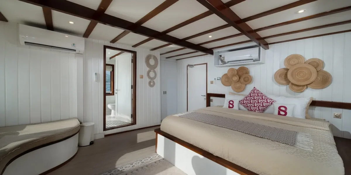 Le Costa Master Cabin Yacht Cruise | Komodo Luxury