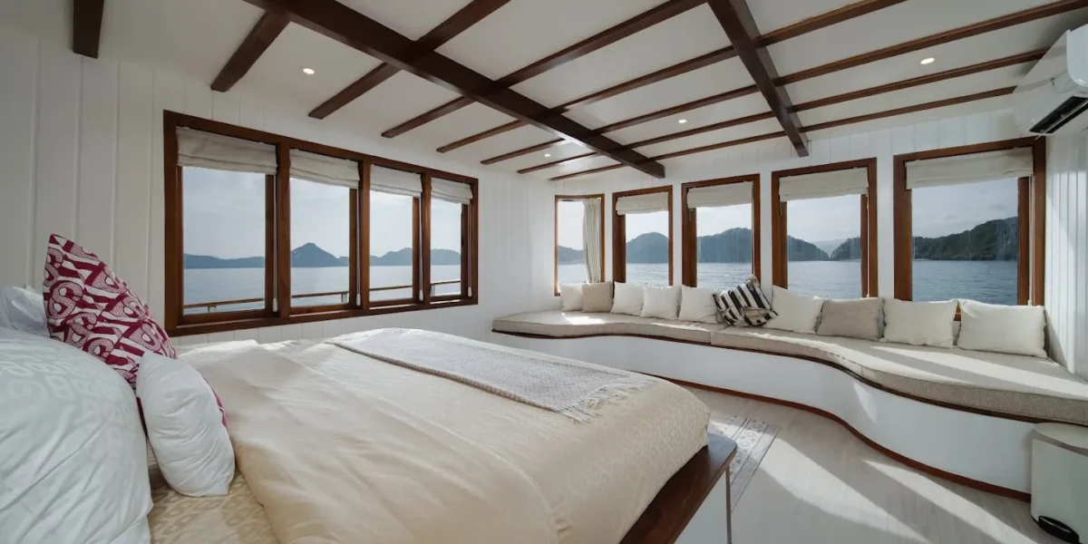 Le Costa Master Cabin Yacht Cruise | Komodo Luxury