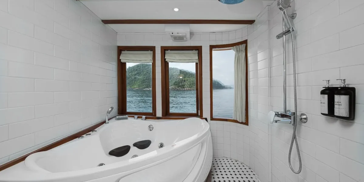 Le Costa Master Cabin Yacht Cruise | Komodo Luxury